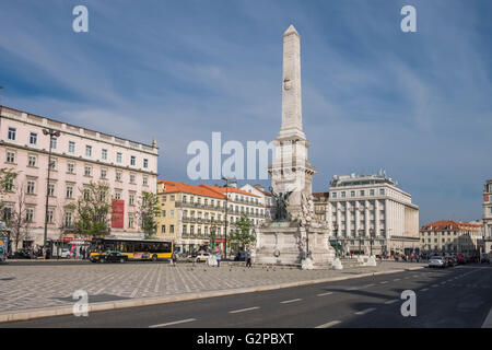 Piazza Restauradores e restauratori monumento (riacquistato l'indipendenza dalla Spagna), Avenida da Liberdade, Lisbona, Portogallo Foto Stock