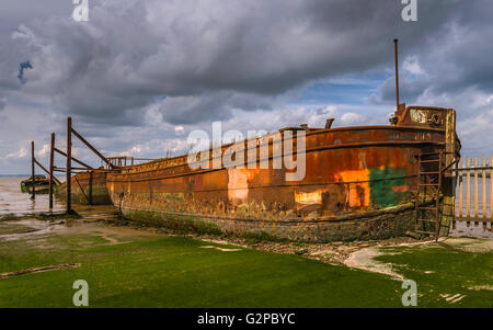 In disuso cantiere navale con derelitti, obsolete e ruggine navi di ferro affiancato da fango banche di Humber Estuary, nello Yorkshire, Regno Unito. Foto Stock