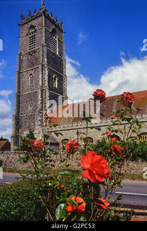 Chiesa parrocchiale della Santissima Trinità e di tutti i Santi, Winterton-on-Sea, Norfolk. Inghilterra. REGNO UNITO. Europa Foto Stock
