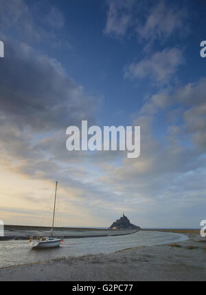 Mont Saint-Michel, costruita sull'isola di Mont Tombe. La Normandia, Francia Foto Stock