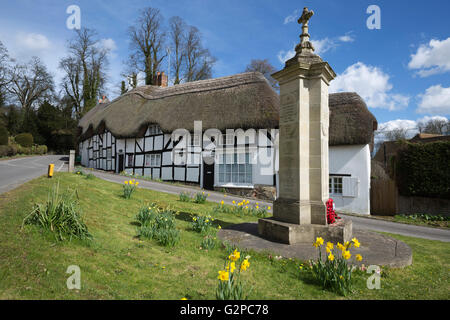 Memoriale di guerra e cottage con il tetto di paglia, Wherwell, Hampshire, Inghilterra, Regno Unito, Europa Foto Stock