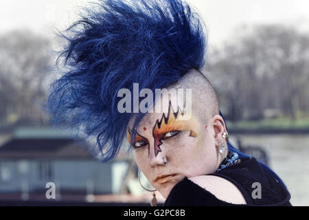 Femmina di punk rocker con blue mohicano capelli. Londra. Regno Unito. Europa Foto Stock