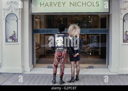 Punk giovane al di fuori di Harvey Nichols. Knightsbridge. Londra. In Inghilterra. Regno Unito. L'Europa, circa ottanta Foto Stock