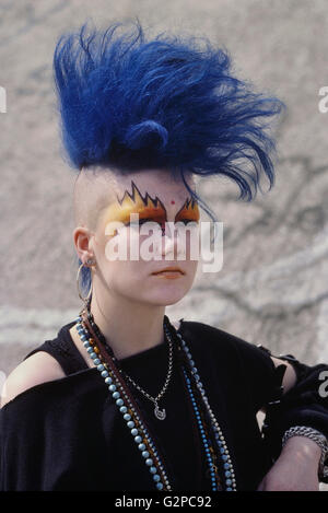 Femmina di punk rocker con blue mohicano capelli. Londra. Regno Unito. L'Europa, circa ottanta Foto Stock