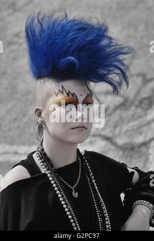 Femmina di punk rocker con blue mohicano capelli. Londra. Regno Unito. L'Europa, circa ottanta Foto Stock