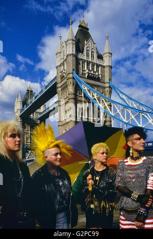 Punks femmina al di fuori del Tower Bridge. Londra. In Inghilterra. Regno Unito. Europa Foto Stock
