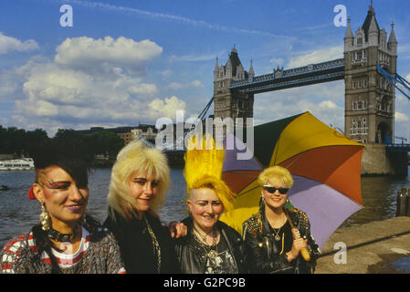 Quattro femmine punks fuori il Tower Bridge. Londra. In Inghilterra. Regno Unito. Europa Foto Stock