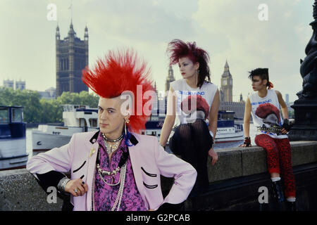 Matt Belgrano indossa una giacca di colza Teddy Boy rosa e amici punk fuori dal Parlamento. Londra. Inghilterra. REGNO UNITO. Europa Foto Stock