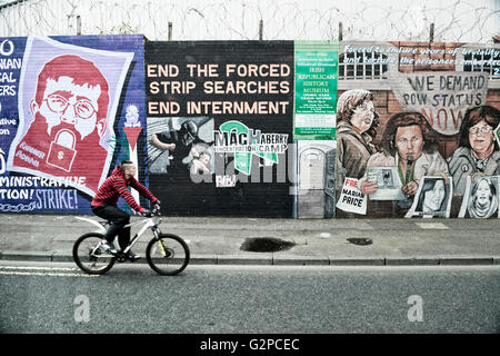 Murales sulla parete internazionale. Divis St. West Belfast. Irlanda del Nord Foto Stock