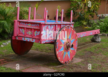 Tradizionale in rosso e blu Costa Rican oxcart Foto Stock