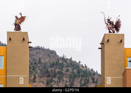 "Custode" Sculture a Nk'mip Resort e Centro Conferenze, Osoyoos BC Canada.Resort vetrine ricco patrimonio nativo. Foto Stock