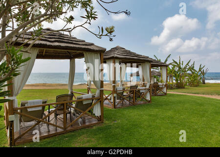 Bellissimi bungalows per il relax sul mare Mediterraneo beach a Paphos, Cipro. Foto Stock