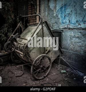 Spazzatura carrello - Un urbano unkempt angolo di Hanoi, Vietnam Foto Stock