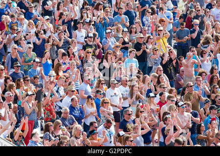 La folla di appassionati di musica di un concerto all'aperto Foto Stock