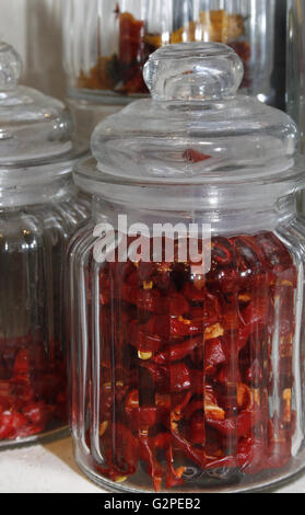 Disidratati di peperoni rossi dolci in vasetti di vetro Capsicum Foto Stock