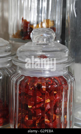 Disidratati di peperoni rossi dolci in vasetti di vetro Capsicum Foto Stock