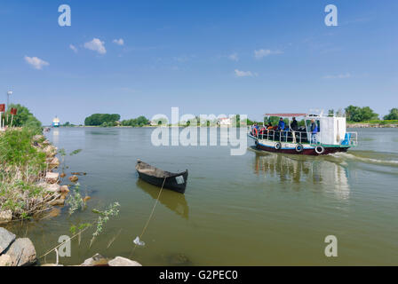 Nave turistica in sulina ramo del Danubio nel Delta del Danubio, Romania, Dobrogea, Dobruja, Dobrudscha , Crisan Foto Stock