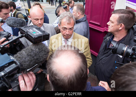 Leeds, West Yorkshire. 1 Giugno 2016. Leader del Partito UKIP, e l'europarlamentare Nigel Farage, parla con la stampa come parte dell'Brexit Bus Tour campagna, a Leeds, West Yorkshire, il 1 giugno 2016. Credito: Harry Whitehead/Alamy Live News Foto Stock