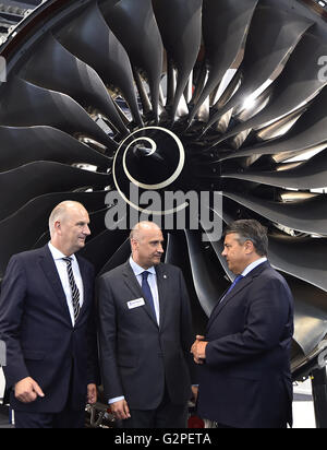 Berlino, Germania. Dal 01 Giugno, 2016. Eric Schulz (Presidente aerospaziale civile Rolls Royce (l-r) stand con Economia Ministro tedesco Sigmar GABRIEL e Brandeburgo Primo Ministro Sigmar GABRIEL (entrambi SPD) nella parte anteriore di un motore di un aeromobile Airbus 350 sui motivi del ILA Berlin Air Show di Berlino, Germania, 01 giugno 2016. L'Airshow di è in esecuzione nella sezione meridionale di Berlino-Schoenefeld airport dal 01 giugno 2016 al 04 giugno 2016. Foto: BERND SETTNICK/DPA/Alamy Live News Foto Stock