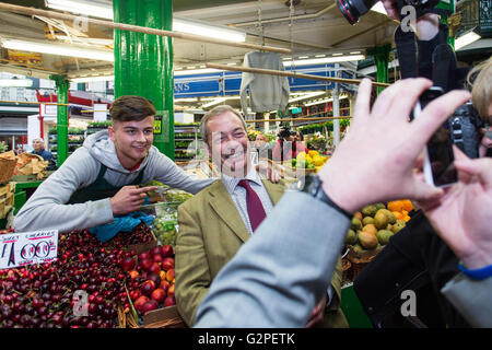 Leeds, West Yorkshire. 1 Giugno 2016. Leader del Partito UKIP, e l'europarlamentare Nigel Farage, ha la sua immagine scattata con un venditore del mercato come fa il suo modo intorno Kirkgate Market, come parte del Brexit Bus Tour campagna, a Leeds, West Yorkshire, il 1 giugno 2016. Credito: Harry Whitehead/Alamy Live News Foto Stock