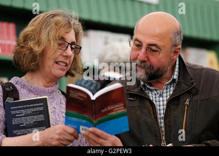 Festival di fieno, Wales, Regno Unito - Giugno 2016 - Visitatori stop per esplorare la vasta selezione di libri in vendita presso il bookshop del Festival. Foto Stock