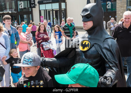 Carmarthenshire, Wales, Regno Unito. Il 1 giugno, 2016. In una giornata di sole eroe dei fumetti e film blockbuster eroi,tra cui Spiderman,Batman e trasformatore camminato intorno all incontro e saluto ventole.evento incluso 1989 Batmobile. Michael Keaton primaria della modalità di trasporto nel film del 1989 Batman. Credito: Paolo Quayle/Alamy Live News Foto Stock