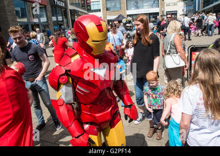 Carmarthenshire, Wales, Regno Unito. Il 1 giugno, 2016. In una giornata di sole eroe dei fumetti e film blockbuster eroi,tra cui Spiderman,Batman e trasformatore camminato intorno all incontro e saluto ventole.evento incluso 1989 Batmobile. Michael Keaton primaria della modalità di trasporto nel film del 1989 Batman. Credito: Paolo Quayle/Alamy Live News Foto Stock