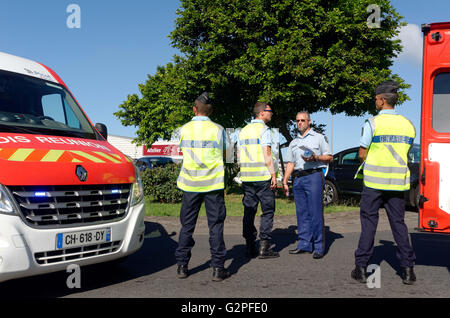 31 maggio 2016 - Etang-SalÃ, isola di Reunion, Francia - Esercizio della protezione civile NOVICAREX, simulando una scuola bus estese di incidente e di attuare la ORSEC ''NoVi'' (per numerose vittime), ha avuto luogo martedì mattina a Etang SalÃ © Valerie Koch/ZUMA filo/Alamy Live News Foto Stock