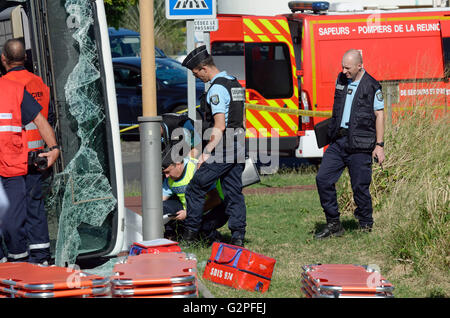 31 maggio 2016 - Etang-SalÃ, isola di Reunion, Francia - Esercizio della protezione civile NOVICAREX, simulando una scuola bus estese di incidente e di attuare la ORSEC ''NoVi'' (per numerose vittime), ha avuto luogo martedì mattina a Etang SalÃ © Valerie Koch/ZUMA filo/Alamy Live News Foto Stock