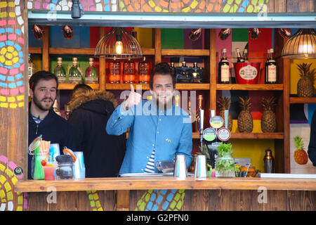 Il più Londra Riverside, UK 1 Giugno 2016. Fervono i preparativi per il Ponte di Londra City Summer Festival in più Londra Riverside. Il festival sarà presente la musica dal vivo, fitness e corsi di ballo, spettacoli di strada, teatri dal vivo di un grande schermo che mostra i film di successo e alcuni dei migliori d'estate eventi sportivi tra cui il torneo di Wimbledon e le olimpiadi, più il ritorno del tropicale pop up cibi e bevande esperienza, Londra Riviera. Credito: Dinendra Haria/Alamy Live News Foto Stock