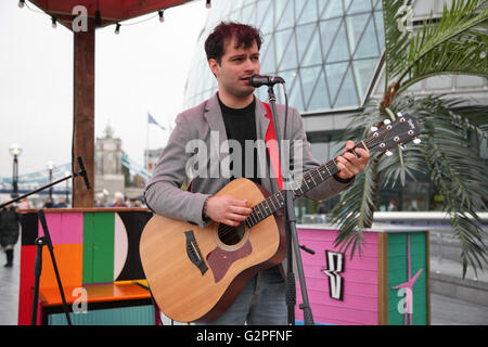 Il più Londra Riverside, UK 1 Giugno 2016. Fervono i preparativi per il Ponte di Londra City Summer Festival in più Londra Riverside. Il festival sarà presente la musica dal vivo, fitness e corsi di ballo, spettacoli di strada, teatri dal vivo di un grande schermo che mostra i film di successo e alcuni dei migliori d'estate eventi sportivi tra cui il torneo di Wimbledon e le olimpiadi, più il ritorno del tropicale pop up cibi e bevande esperienza, Londra Riviera. Credito: Dinendra Haria/Alamy Live News Foto Stock