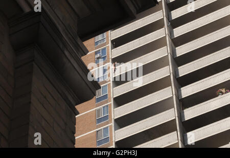 Toronto, Ontario, Canada. Il 1 giugno, 2016. Polizia e chiudere la strada riguardo a una donna può saltare da un luogo alto balcone. L'incidente si svolge in Sherbourne street, nel centro di Toronto. © Joao Luiz De Franco/ZUMA filo/Alamy Live News Foto Stock