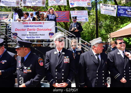 La città di New York, Stati Uniti. Dal 01 Giugno, 2016. Il sindaco di New York Bill de Blasio & FDNY commissario Daniel Nigro ha presieduto il FDNY annuale premiazione sui gradini della city hall, onorando i vigili del fuoco e personale di pronto soccorso per gli atti di eroismo nell anno precedente Credito: Andy Katz/Pacific Press/Alamy Live News Foto Stock