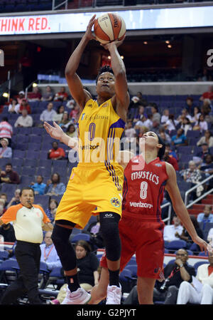 Washington, DC, Stati Uniti d'America. 29 dic 2007. 20160520 - Los Angeles Sparks guard ALANA barba (0) punteggi passato Washington Mystics guard BRIA Hartley (8) nel primo semestre al Verizon Center di Washington. © Chuck Myers/ZUMA filo/Alamy Live News Foto Stock