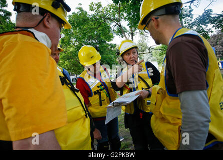 Burnaby, Canada. Il 1 giugno, 2016. Membri della squadra di emergenza per fare un briefing prima lo scenario della catastrofe esercitazione in Burnaby, Canada, giugno 1, 2016. British Columbia Institute of Technology (BCIT) conduce a piena scala emergenza biennale esercizio di risposta. Questo anno di prove di esercitare le competenze di BCIT di squadre di emergenza risponde per la simulazione di una grande caldaia esplosione. Credito: Liang Sen/Xinhua/Alamy Live News Foto Stock