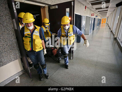 Burnaby, Canada. Il 1 giugno, 2016. Membri della squadra di emergenza per il salvataggio di un 'feriti' persona in uno scenario durante il disastro esercitazione in Burnaby, Canada, giugno 1, 2016. British Columbia Institute of Technology (BCIT) conduce a piena scala emergenza biennale esercizio di risposta. Questo anno di prove di esercitare le competenze di BCIT di squadre di emergenza risponde per la simulazione di una grande caldaia esplosione. Credito: Liang Sen/Xinhua/Alamy Live News Foto Stock