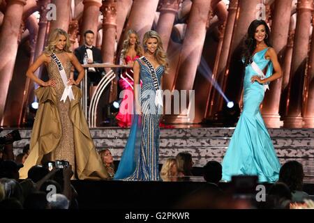 Las Vegas, NV, Stati Uniti d'America. Il 1 giugno, 2016. Miss Maryland USA, Christina Denny, Miss Massachusetts USA, Whitney Sharpe, Miss Michigan STATI UNITI D'AMERICA, Susie Leica di presenze per il 2016 MISS USA concorrenza preliminare - Parte 2, T-Mobile Arena, Las Vegas, NV Giugno 1, 2016. Credito: James Atoa/Everett raccolta/Alamy Live News Foto Stock