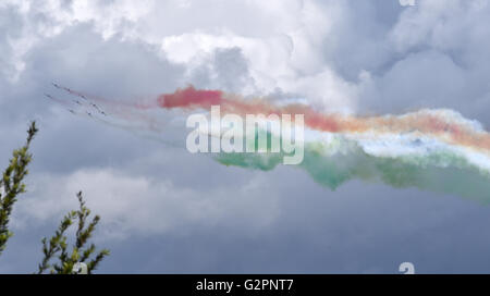 Roma, Italia. 02Giugno, 2016. L'Italiano Frecce Tricolori aerobatic squad compie durante il giorno della Repubblica parata militare a Roma, Italia, il 2 giugno 2016. Dopo un referendum tenutosi il 2 giugno 1946, l'Italia è diventata una repubblica. Credito: Xinhua/Alamy Live News Foto Stock