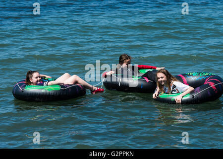Aberystwyth Wales UK, giovedì 02 giugno 2016 UK meteo: sul secondo 'ufficiale' giorno d'estate le persone godono di un pomeriggio di cielo azzurro e caldo clima soleggiato in Aberystwyth su Cardigan Bay costa del Galles occidentale. In contrasto con il cielo coperto e condizioni di umidità nella parte orientale del paese, la temperatura in Galles e il West Country è previsto per raggiungere il basso 20's centigrado. Credito: keith morris/Alamy Live News Foto Stock
