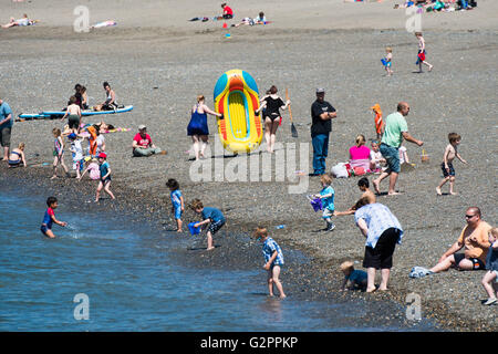 Aberystwyth Wales UK, giovedì 02 giugno 2016 UK meteo: sul secondo 'ufficiale' giorno d'estate le persone godono di un pomeriggio di cielo azzurro e calde giornate di sole sulla spiaggia a Aberystwyth su Cardigan Bay costa del Galles occidentale. In contrasto con il cielo coperto e condizioni di umidità nella parte orientale del paese, la temperatura in Galles e il West Country è previsto per raggiungere il basso 20's centigrado. Credito: keith morris/Alamy Live News Foto Stock
