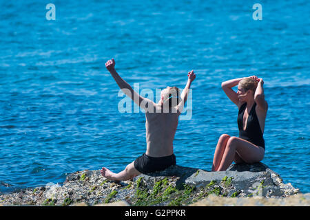 Aberystwyth Wales UK, giovedì 02 giugno 2016 UK meteo: sul secondo 'ufficiale' giorno d'estate una giovane coppia godetevi un pomeriggio di cielo azzurro e caldo clima soleggiato in Aberystwyth su Cardigan Bay costa del Galles occidentale. In contrasto con il cielo coperto e condizioni di umidità nella parte orientale del paese, la temperatura in Galles e il West Country è previsto per raggiungere il basso 20's centigrado. Credito: keith morris/Alamy Live News Foto Stock