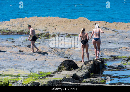 Aberystwyth Wales UK, giovedì 02 giugno 2016 UK meteo: sul secondo 'ufficiale' giorno d'estate le persone godono di un pomeriggio di cielo azzurro e calde giornate di sole sulla spiaggia a Aberystwyth su Cardigan Bay costa del Galles occidentale. In contrasto con il cielo coperto e condizioni di umidità nella parte orientale del paese, la temperatura in Galles e il West Country è previsto per raggiungere il basso 20's centigrado. Credito: keith morris/Alamy Live News Foto Stock