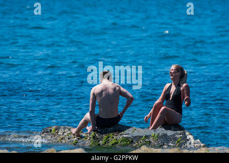 Aberystwyth Wales UK, giovedì 02 giugno 2016 UK meteo: sul secondo 'ufficiale' giorno d'estate una giovane coppia godetevi un pomeriggio di cielo azzurro e caldo clima soleggiato in Aberystwyth su Cardigan Bay costa del Galles occidentale. In contrasto con il cielo coperto e condizioni di umidità nella parte orientale del paese, la temperatura in Galles e il West Country è previsto per raggiungere il basso 20's centigrado. Credito: keith morris/Alamy Live News Foto Stock
