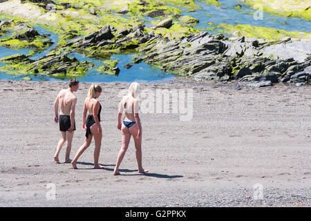 Aberystwyth Wales UK, giovedì 02 giugno 2016 UK meteo: sul secondo 'ufficiale' giorno d'estate le persone godono di un pomeriggio di cielo azzurro e calde giornate di sole sulla spiaggia a Aberystwyth su Cardigan Bay costa del Galles occidentale. In contrasto con il cielo coperto e condizioni di umidità nella parte orientale del paese, la temperatura in Galles e il West Country è previsto per raggiungere il basso 20's centigrado. Credito: keith morris/Alamy Live News Foto Stock