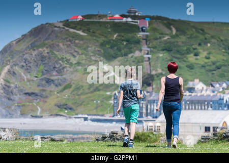 Aberystwyth Wales UK, giovedì 02 giugno 2016 UK meteo: sul secondo 'ufficiale' giorno d'estate le persone godono di un pomeriggio di cielo azzurro e caldo clima soleggiato in Aberystwyth su Cardigan Bay costa del Galles occidentale. In contrasto con il cielo coperto e condizioni di umidità nella parte orientale del paese, la temperatura in Galles e il West Country è previsto per raggiungere il basso 20's centigrado. Credito: keith morris/Alamy Live News Foto Stock