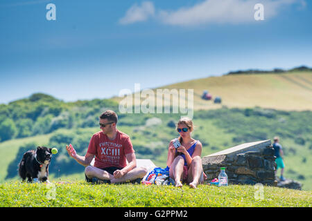 Aberystwyth Wales UK, giovedì 02 giugno 2016 UK meteo: sul secondo 'ufficiale' giorno d'estate le persone godono di un pomeriggio di cielo azzurro e caldo clima soleggiato in Aberystwyth su Cardigan Bay costa del Galles occidentale. In contrasto con il cielo coperto e condizioni di umidità nella parte orientale del paese, la temperatura in Galles e il West Country è previsto per raggiungere il basso 20's centigrado. Credito: keith morris/Alamy Live News Foto Stock