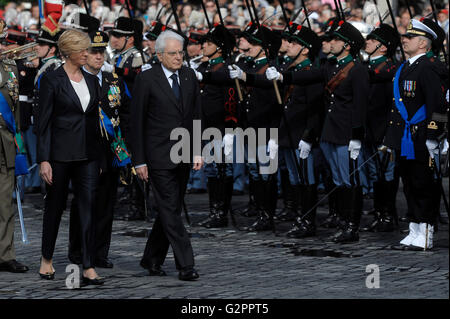 Roma, Italia. 02Giugno, 2016. Il Presidente Italiano Sergio Mattarella (3 L) assiste il giorno della Repubblica parata militare in Italia a Roma il 2 giugno 2016. Dopo un referendum tenutosi il 2 giugno 1946, l'Italia è diventata una repubblica. Credito: Xinhua/Alamy Live News Foto Stock