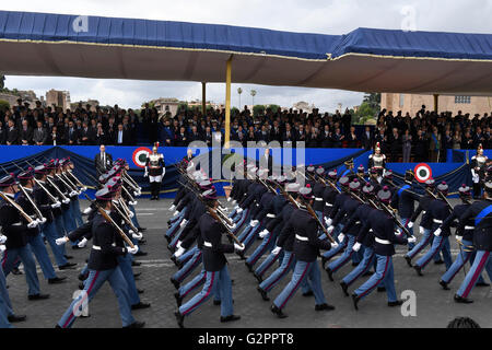 Roma, Italia. 02Giugno, 2016. Militare Italiano marzo durante il giorno della Repubblica parata militare a Roma, Italia, il 2 giugno 2016. Dopo un referendum tenutosi il 2 giugno 1946, l'Italia è diventata una repubblica. Credito: Xinhua/Alamy Live News Foto Stock