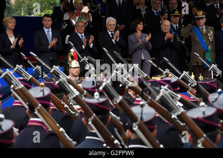 Roma, Italia. 02Giugno, 2016. Militare Italiano marzo durante il giorno della Repubblica parata militare a Roma, Italia, il 2 giugno 2016. Dopo un referendum tenutosi il 2 giugno 1946, l'Italia è diventata una repubblica. Credito: Xinhua/Alamy Live News Foto Stock