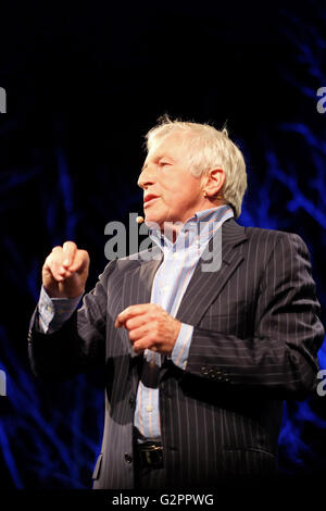 Festival di fieno, Wales, Regno Unito - Giugno 2016 - Jonathan Dimbleby parla del suo libro la battaglia dell'Atlantico - come gli alleati ha vinto la guerra. Foto Stock